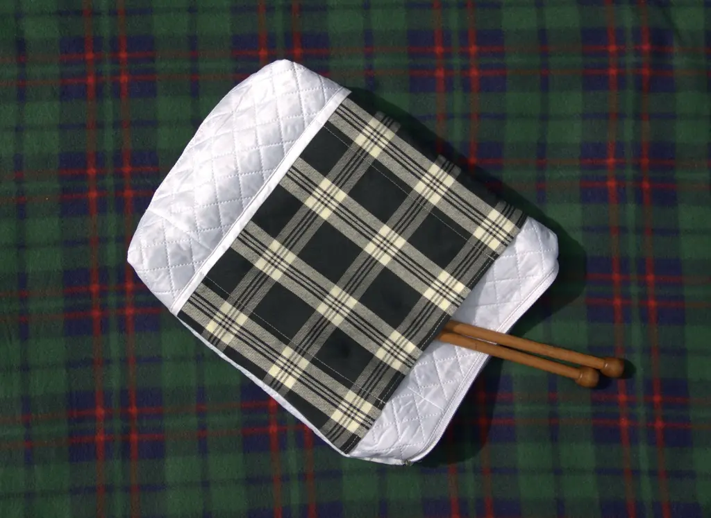 Zipper Plaid Rustikana Black XL Another Side.webp